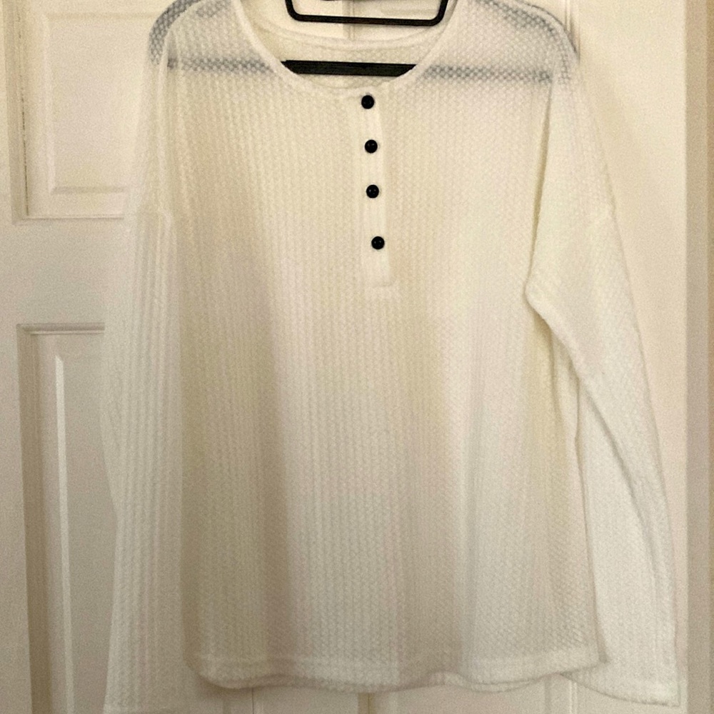 NWOT Textured Henley sweater. Very light size XL. With 4 buttons.